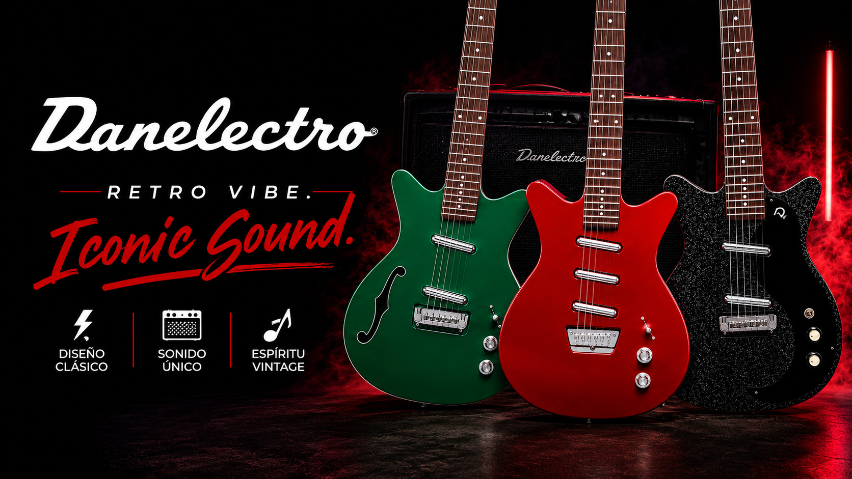 Tres guitarras Danelectro retro frente a amplificador