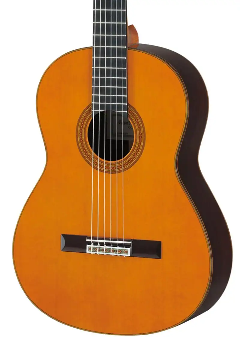 yamaha gc32 handcrafted cedar classical guitar Guitarra clásica Yamaha GC32 detalle del cuerpo Natural Cedar