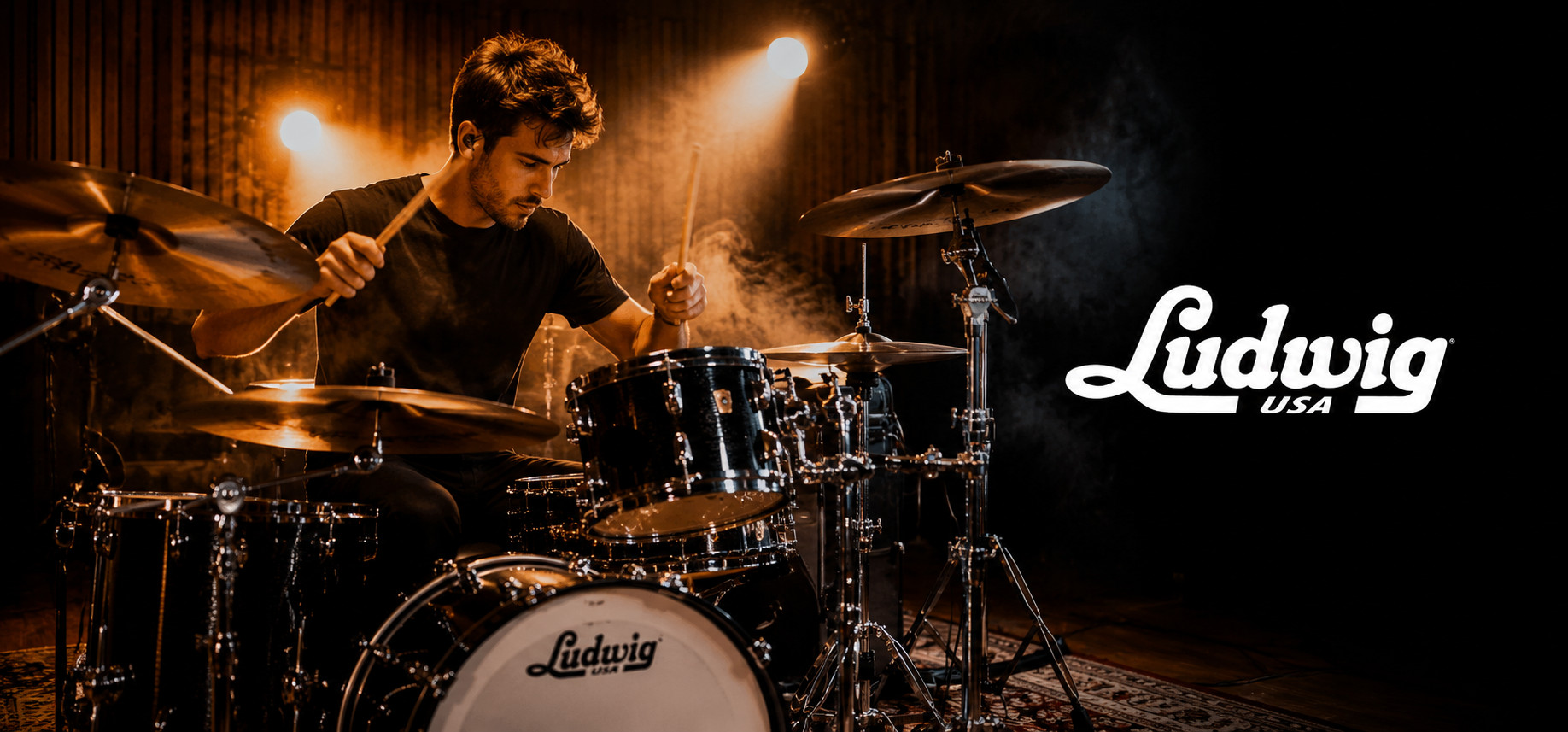 Baterista tocando batería Ludwig bajo luces cálidas