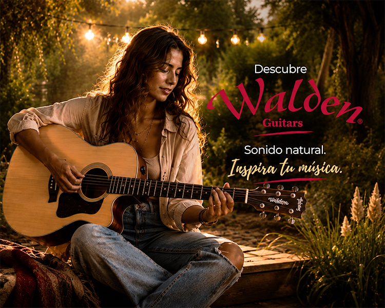 Mujer tocando guitarra acústica al atardecer